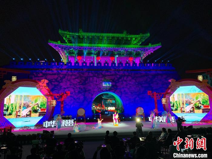 29日晚，東關(guān)古街燈光璀璨，呈現(xiàn)出十里長(zhǎng)街市井連、夜市千燈照碧云的景象。崔佳明 攝