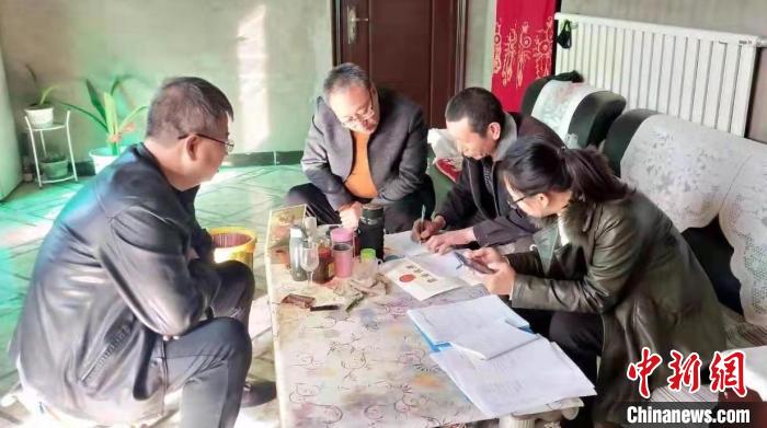 生態(tài)環(huán)境局襄汾分局工作人員到企現(xiàn)場指導。任麗娜 攝