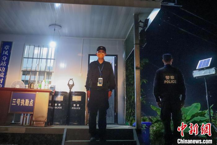 圖為執(zhí)勤中的民警。瑞麗邊檢站供圖 攝