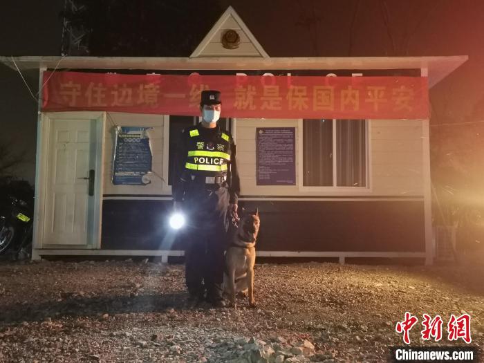 圖為執(zhí)勤中的民警。瑞麗邊檢站供圖 攝