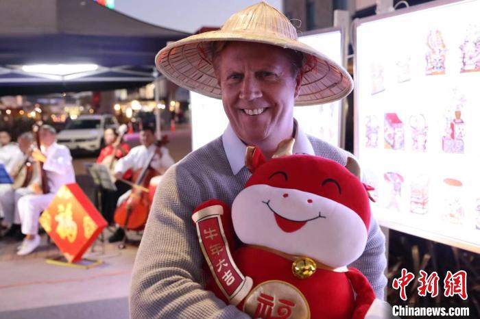 國(guó)家黨議員(前經(jīng)貿(mào)部長(zhǎng))Hon Todd McClay蒞臨展會(huì)。新西蘭中華傳統(tǒng)文化體驗(yàn)藝術(shù)中心供圖 新西蘭中華傳統(tǒng)文化體驗(yàn)藝術(shù)中心供圖 攝