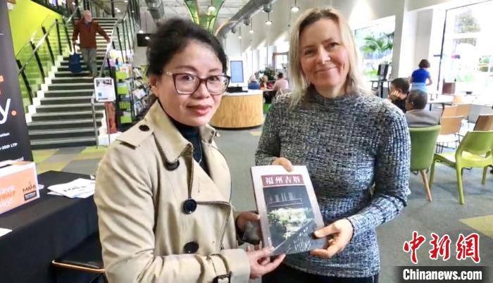 羅托魯瓦市圖書館館長(zhǎng)Laura Marshall(右一)對(duì)捐建中文圖書角表示感謝。新西蘭中華傳統(tǒng)文化體驗(yàn)藝術(shù)中心供圖 新西蘭中華傳統(tǒng)文化體驗(yàn)藝術(shù)中心供圖 攝