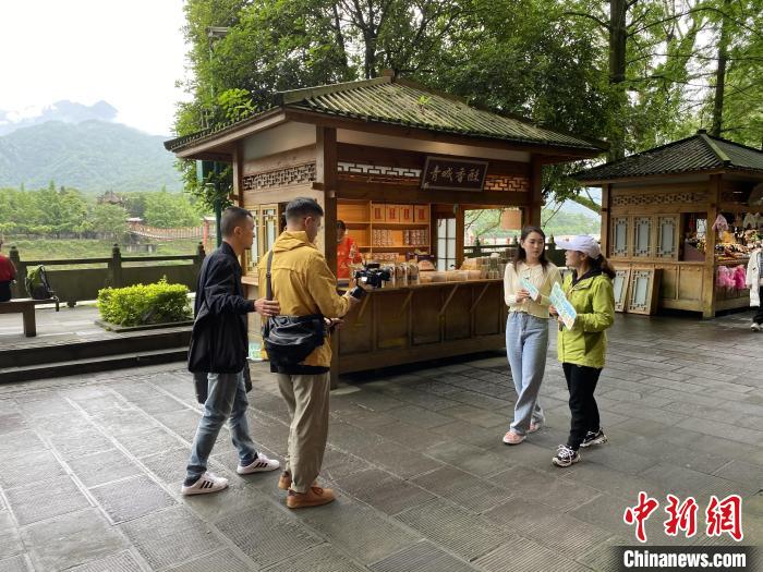都江堰市推介大使作不忘初心之旅和“五一”文旅推介。成都市文化廣電旅游局供圖