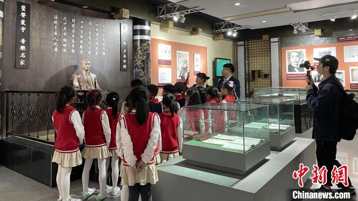 溫江區(qū)推介大使作不忘初心之旅和“五一”文旅推介。成都市文化廣電旅游局供圖