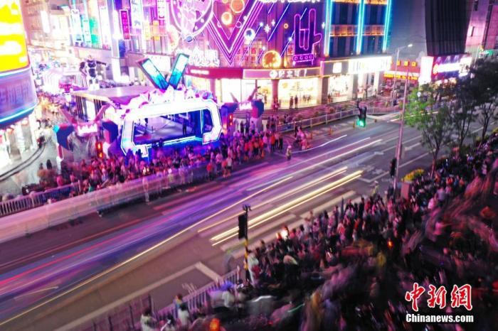 5月2日晚，江西南昌，民眾在勝利路步行街休閑購(gòu)物。為恢復(fù)百年老街的往日繁華，當(dāng)?shù)亻_(kāi)展勝利路步行街“勝利歸來(lái)” 主題活動(dòng)，打造潮玩、消費(fèi)于一體的活動(dòng)街區(qū)，“五一”假期吸引民眾，形成新的節(jié)日經(jīng)濟(jì)、夜間經(jīng)濟(jì)和文化經(jīng)濟(jì)。(無(wú)人機(jī)照片) a target='_blank' href='http://www.chinanews.com/'中新社/a記者 劉占昆 攝