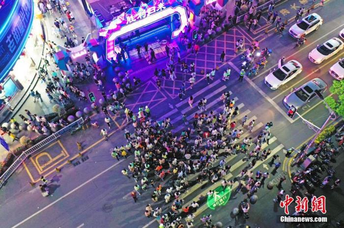 5月2日晚，江西南昌，民眾在勝利路步行街休閑購(gòu)物。為恢復(fù)百年老街的往日繁華，當(dāng)?shù)亻_(kāi)展勝利路步行街“勝利歸來(lái)” 主題活動(dòng)，打造潮玩、消費(fèi)于一體的活動(dòng)街區(qū)，“五一”假期吸引民眾，形成新的節(jié)日經(jīng)濟(jì)、夜間經(jīng)濟(jì)和文化經(jīng)濟(jì)。(無(wú)人機(jī)照片) a target='_blank' href='http://www.chinanews.com/'中新社/a記者 劉占昆 攝