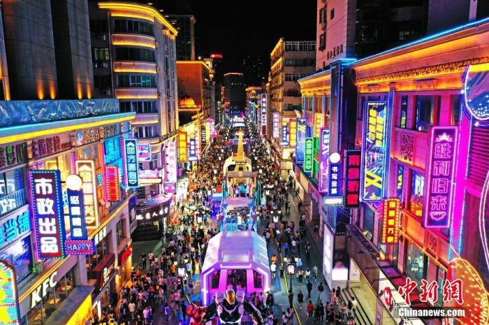 5月2日晚，江西南昌，民眾在勝利路步行街休閑購(gòu)物。為恢復(fù)百年老街的往日繁華，當(dāng)?shù)亻_(kāi)展勝利路步行街“勝利歸來(lái)” 主題活動(dòng)，打造潮玩、消費(fèi)于一體的活動(dòng)街區(qū)，“五一”假期吸引民眾，形成新的節(jié)日經(jīng)濟(jì)、夜間經(jīng)濟(jì)和文化經(jīng)濟(jì)。(無(wú)人機(jī)照片) a target='_blank' href='http://www.chinanews.com/'中新社/a記者 劉占昆 攝