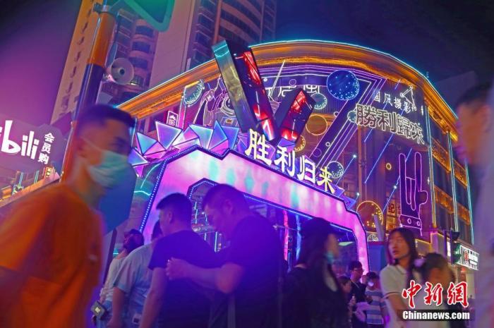 5月2日晚，江西南昌，民眾在勝利路步行街休閑購(gòu)物。為恢復(fù)百年老街的往日繁華，當(dāng)?shù)亻_(kāi)展勝利路步行街“勝利歸來(lái)” 主題活動(dòng)，打造潮玩、消費(fèi)于一體的活動(dòng)街區(qū)，“五一”假期吸引民眾，形成新的節(jié)日經(jīng)濟(jì)、夜間經(jīng)濟(jì)和文化經(jīng)濟(jì)。 a target='_blank' href='http://www.chinanews.com/'中新社/a記者 劉占昆 攝