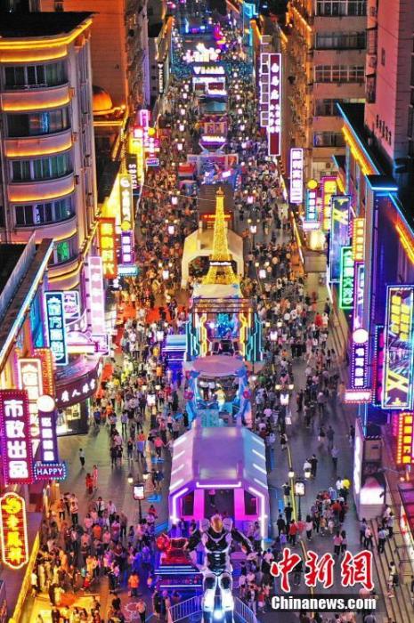 5月2日晚，江西南昌，民眾在勝利路步行街休閑購(gòu)物。為恢復(fù)百年老街的往日繁華，當(dāng)?shù)亻_(kāi)展勝利路步行街“勝利歸來(lái)” 主題活動(dòng)，打造潮玩、消費(fèi)于一體的活動(dòng)街區(qū)，“五一”假期吸引民眾，形成新的節(jié)日經(jīng)濟(jì)、夜間經(jīng)濟(jì)和文化經(jīng)濟(jì)。(無(wú)人機(jī)照片) a target='_blank' href='http://www.chinanews.com/'中新社/a記者 劉占昆 攝