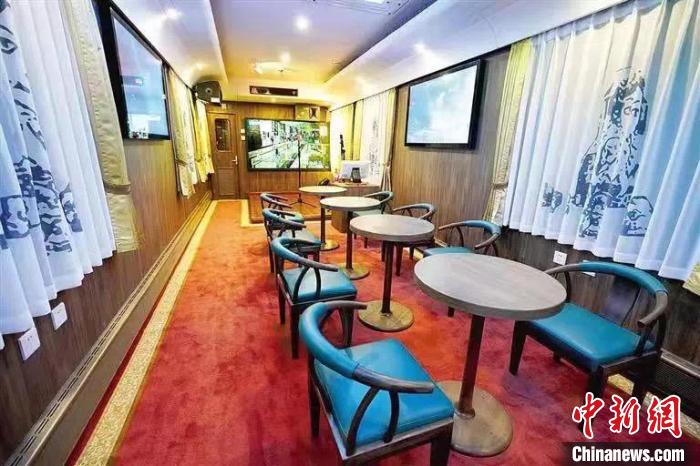 “呼倫貝爾號”賞花專列內部設施。周曉舟 攝