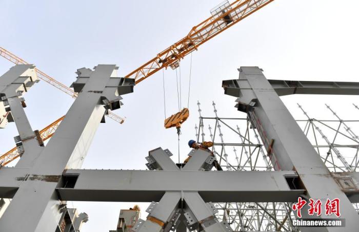 資料圖：雄安商務(wù)服務(wù)中心項目建設(shè)者正在進(jìn)行施工作業(yè)。
a target='_blank' href='http://www.chinanews.com/'中新社/a記者 韓冰 攝