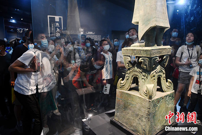 位于四川廣漢的三星堆博物館“五一”小長假人氣旺，來自五湖四海的游客通過文物與古蜀人進行穿越時空的對話。圖為5月2日，民眾參觀三星堆博物館。a target='_blank' href='http://www.chinanews.com/'中新社/a記者 張浪攝