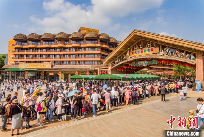 太湖龍之夢(mèng)樂(lè)園門(mén)口排起長(zhǎng)隊(duì) 周蘇森 攝