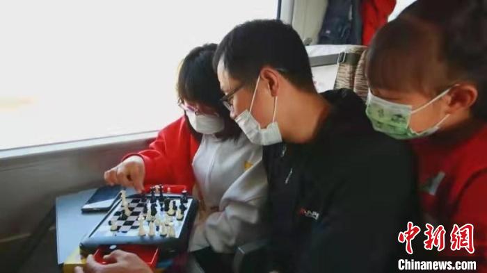 乘客在京哈高鐵上消遣。劉德才 攝