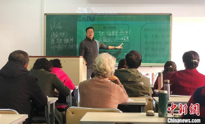 資料圖：老人在長春中醫(yī)藥大學(xué)老年課堂上課。郭佳 攝