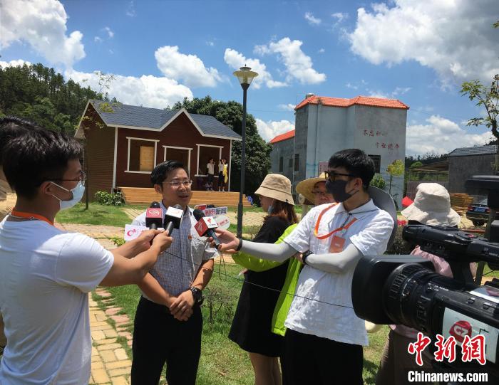 圖為王韶松在接受“沿著高速看中國(廣東)”采訪團(tuán)的記者采訪 宋秀杰攝 攝