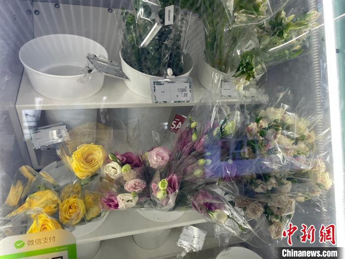 鮮花自助售賣機內(nèi)的鮮花。張煜歡 攝