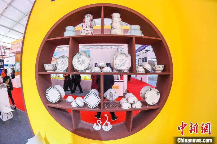 圖為展廳內(nèi)的陶瓷產(chǎn)品。武俊杰 攝