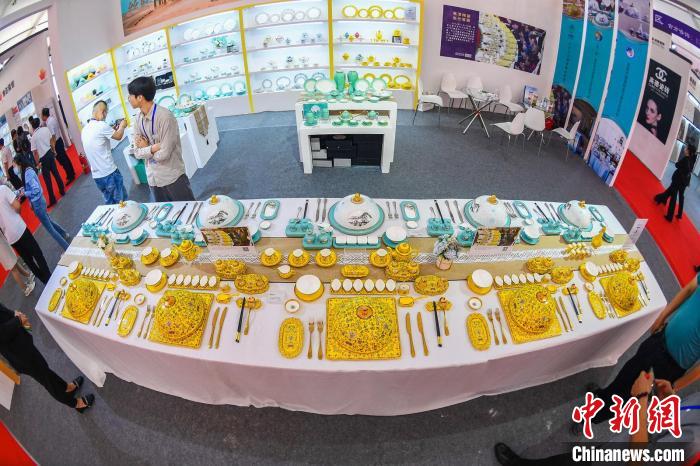 圖為展廳內(nèi)的陶瓷產(chǎn)品。武俊杰 攝