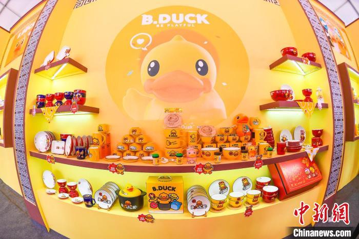 圖為展廳內(nèi)的陶瓷產(chǎn)品。武俊杰 攝