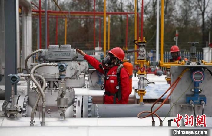 中國石化西南石油局元壩氣田集輸站員工正檢查設(shè)備。袁鵬 攝