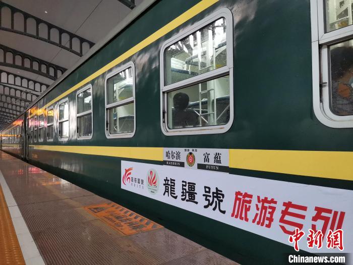 “龍疆號”旅游專列準(zhǔn)備出發(fā)。周曉舟 攝