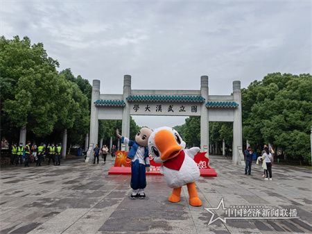 人偶蘭小白在武漢大學校門口 王瑩瑩.jpg