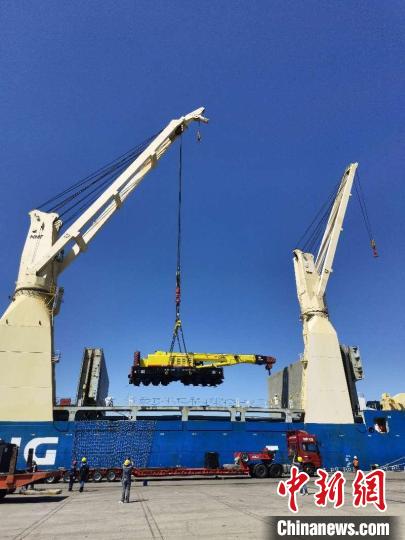 齊車公司出口尼日利亞鐵路起重機在天津港裝船。王培武 攝