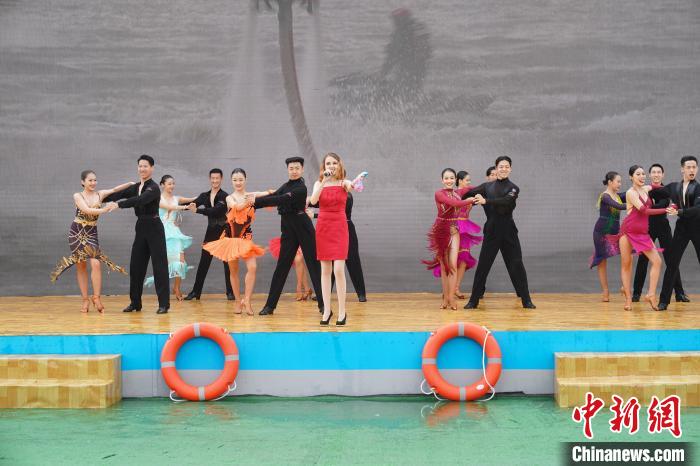 中俄兩國演員共同在開幕式獻上節(jié)目 呂品 攝