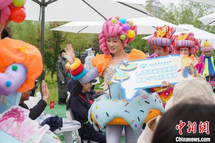 演員身著節(jié)日盛裝在現(xiàn)場巡游 呂品 攝