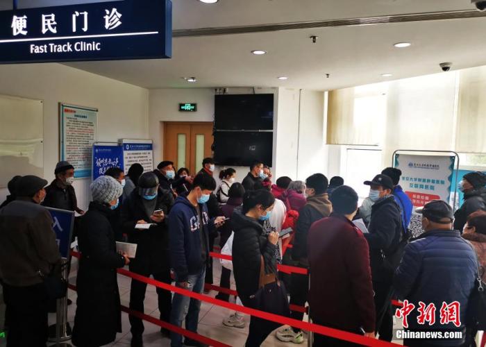 資料圖：民眾在便民門診排隊就醫(yī)。 湯彥俊 攝