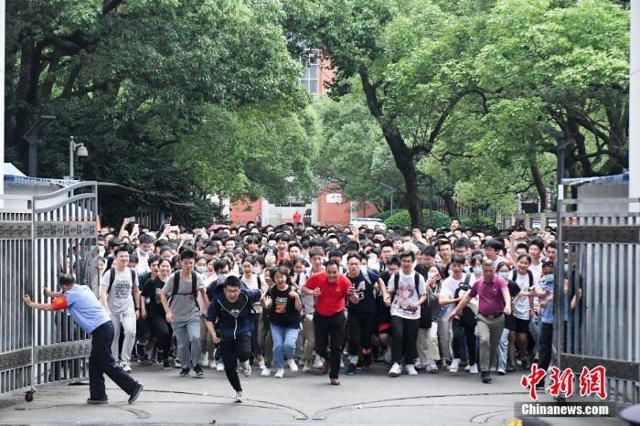 6月9日，考生與老師一同沖出長(zhǎng)沙市一中考點(diǎn)。 a target='_blank' href='http://www.chinanews.com/'中新社/a記者 楊華峰 攝