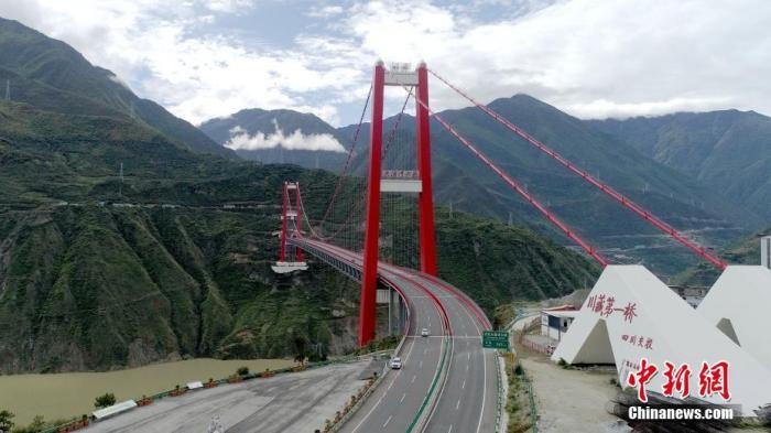 資料圖：從成都通往拉薩的川藏公路綿延數(shù)千公里，是穿越橫斷山脈和青藏高原高山峽谷的交通要道。(無人機(jī)照片) a target='_blank' href='http://www.chinanews.com/'中新社/a記者 劉忠俊 攝 