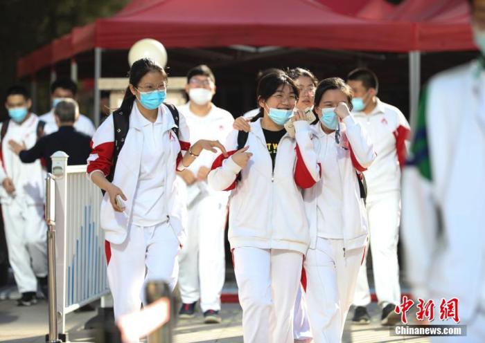 6月10日，在北京人大附中高考考點，考生面帶微笑走出考場。當日，北京市2021年高考結(jié)束。 a target='_blank' href='http://www.chinanews.com/'中新社/a記者 趙雋 攝