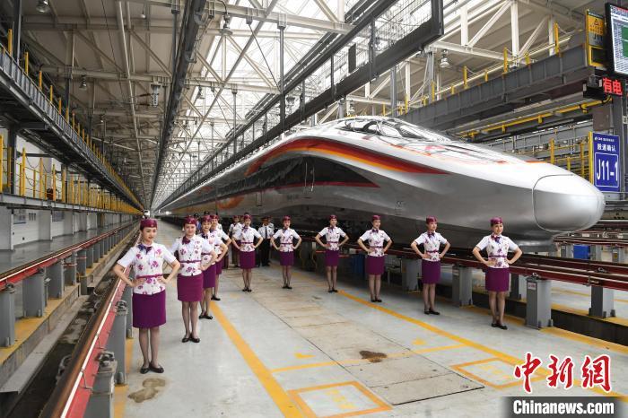 6月23日，全新復(fù)興號智能動車組在重慶西動車所正式亮相。陳超 攝