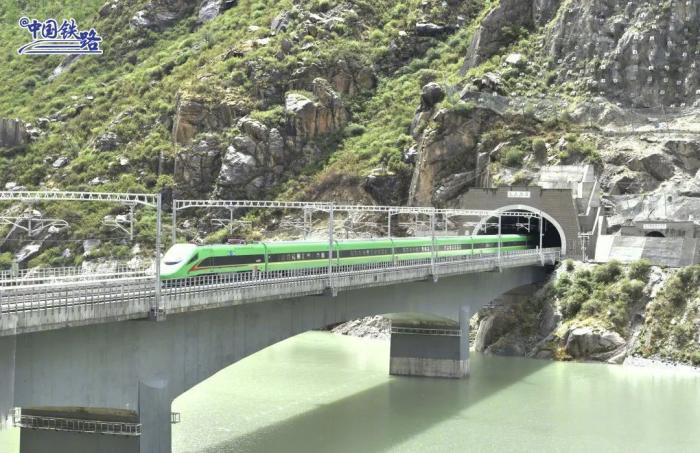 拉薩至林芝鐵路6月25日開通運營，復(fù)興號高原內(nèi)電雙源動車組
同步投入運營。圖片來源：中國鐵路