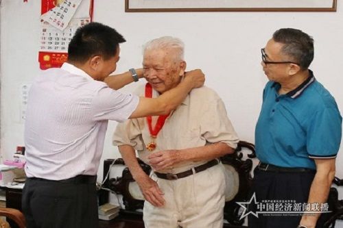 省委老干部局為李光邦頒發(fā)“光榮在黨50年”紀(jì)念章.jpg