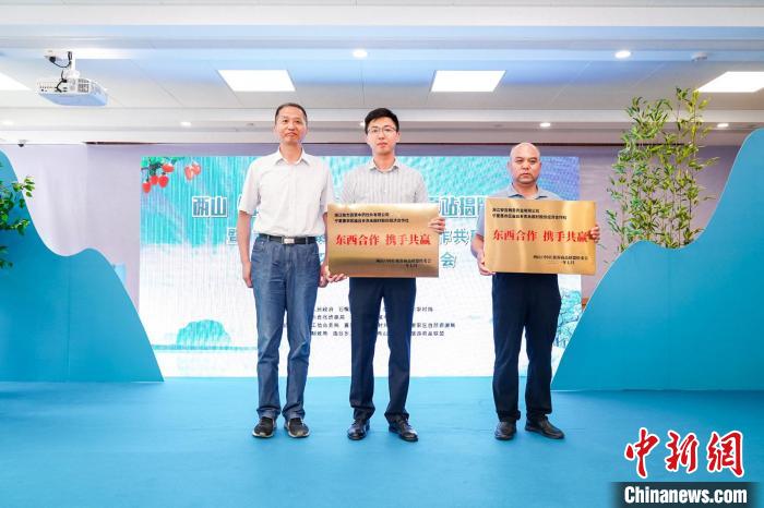 簽約授牌現(xiàn)場(chǎng)。石嘴山市委宣傳部供圖