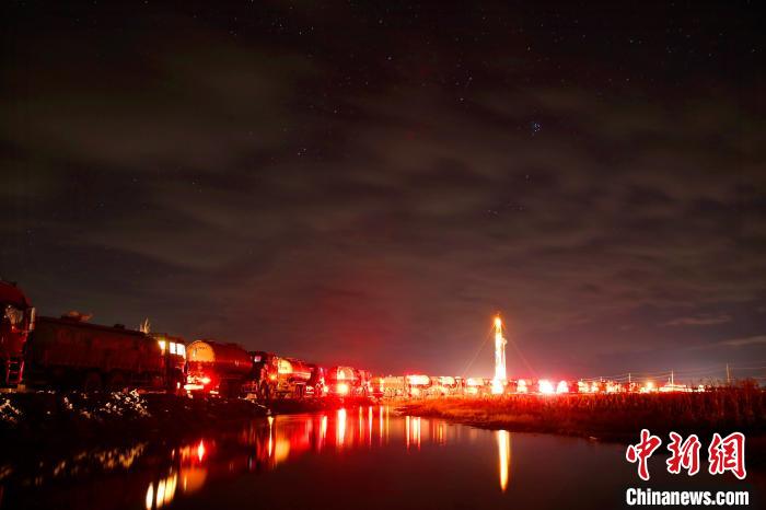 大慶鉆探鉆技一公司進(jìn)行夜間固井施工。于馨 攝