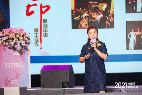 國(guó)家珠寶玉石質(zhì)量監(jiān)督檢驗(yàn)中心宣傳推廣部主任孟曉珺作主旨演講。圖片來源：界面海南