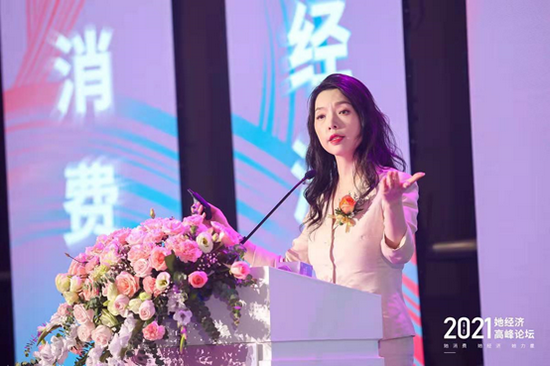 北京師范大學(xué)教授、一帶一路學(xué)院研究員，中央電視臺(tái)特約財(cái)經(jīng)評(píng)論員，中國(guó)現(xiàn)代金融學(xué)會(huì)常務(wù)理事萬喆作主旨演講。圖片來源：界面海南