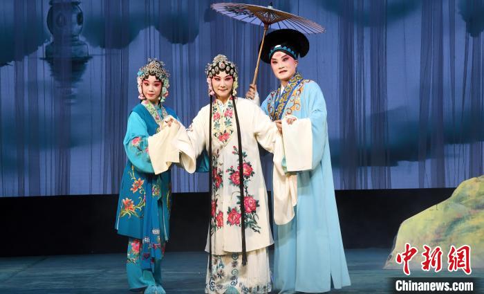 《白蛇傳》“斷橋”中的白素貞則由福建京劇院中國(guó)戲劇梅花獎(jiǎng)獲得者、程派名家孫勁梅(左二)飾演。記者劉可耕 攝