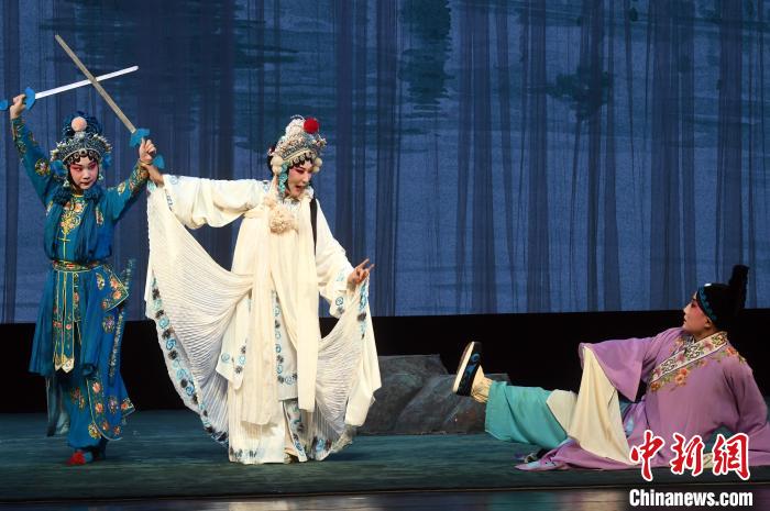 《白蛇傳》“斷橋”中的白素貞則由福建京劇院中國(guó)戲劇梅花獎(jiǎng)獲得者、程派名家孫勁梅(左二)飾演。記者劉可耕 攝