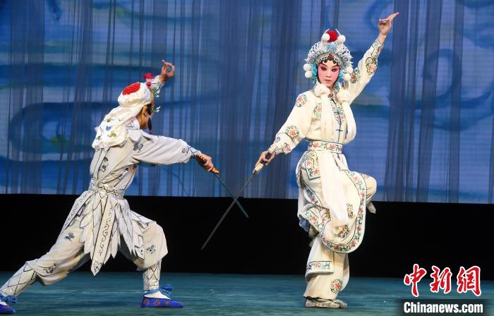 《白蛇傳》“盜草”中的白素貞由福建京劇院優(yōu)秀青年演員鄭鈺(右)飾演。記者劉可耕 攝