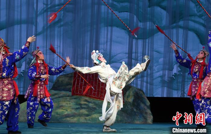 《白蛇傳》“盜草”中的白素貞由福建京劇院優(yōu)秀青年演員鄭鈺(圖中)飾演。記者劉可耕 攝