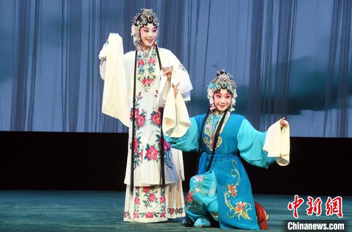 福建京劇院優(yōu)秀青年演員劉泳渤(左)飾演《白蛇傳》“游湖”中的白素貞。記者劉可耕 攝