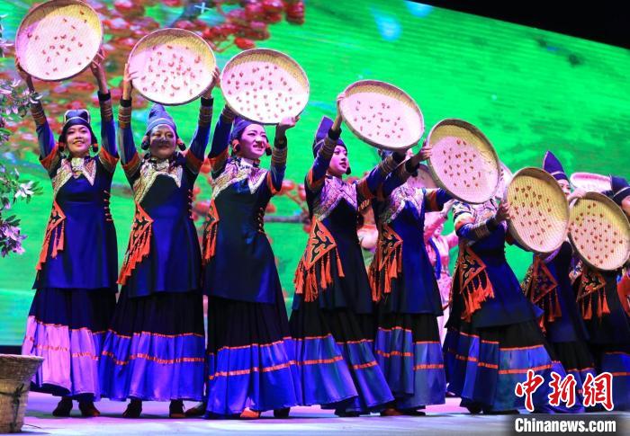 開(kāi)幕式上，鹽源縣精心編排的文藝演出精彩絕倫，贏得觀眾陣陣歡呼和如雷掌聲。王磊 攝