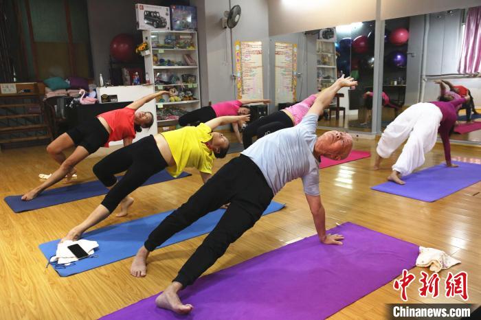 莫斯法在練習(xí)瑜伽。朱柳融 攝