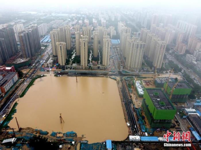 2021年7月21日，暴雨導致城區(qū)積水嚴重。 a target='_blank' href='http://www.chinanews.com/'中新社/a發(fā) 王中舉 攝 圖片來源：CNSPHOTO