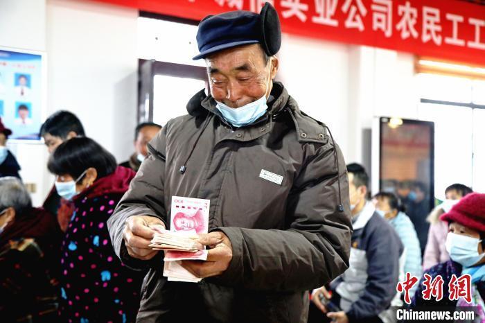 資料圖：茶農(nóng)數(shù)錢(qián)。邱志烴 攝
